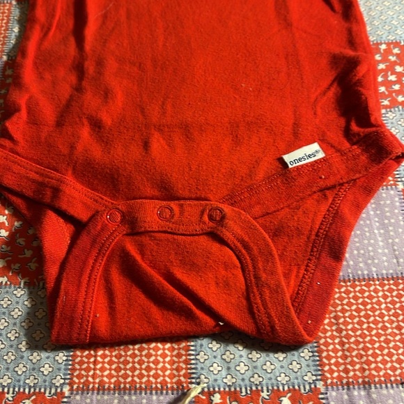 💰🚨CLEARANCE 🚨💰
Gerber. 12 month. Hero onesie. - Picture 5 of 7